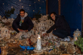Ambrogio Cardone e Giuseppe Mileti all'opera nel loro grande presepe